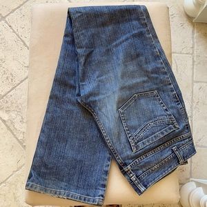 Elie Tahari jeans medium wash blue size 6 EUC